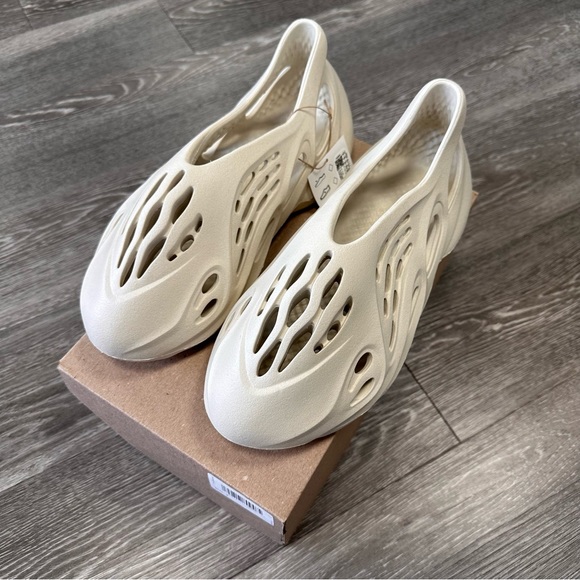 YEEZY FOAM RNR - Picture 2 of 6